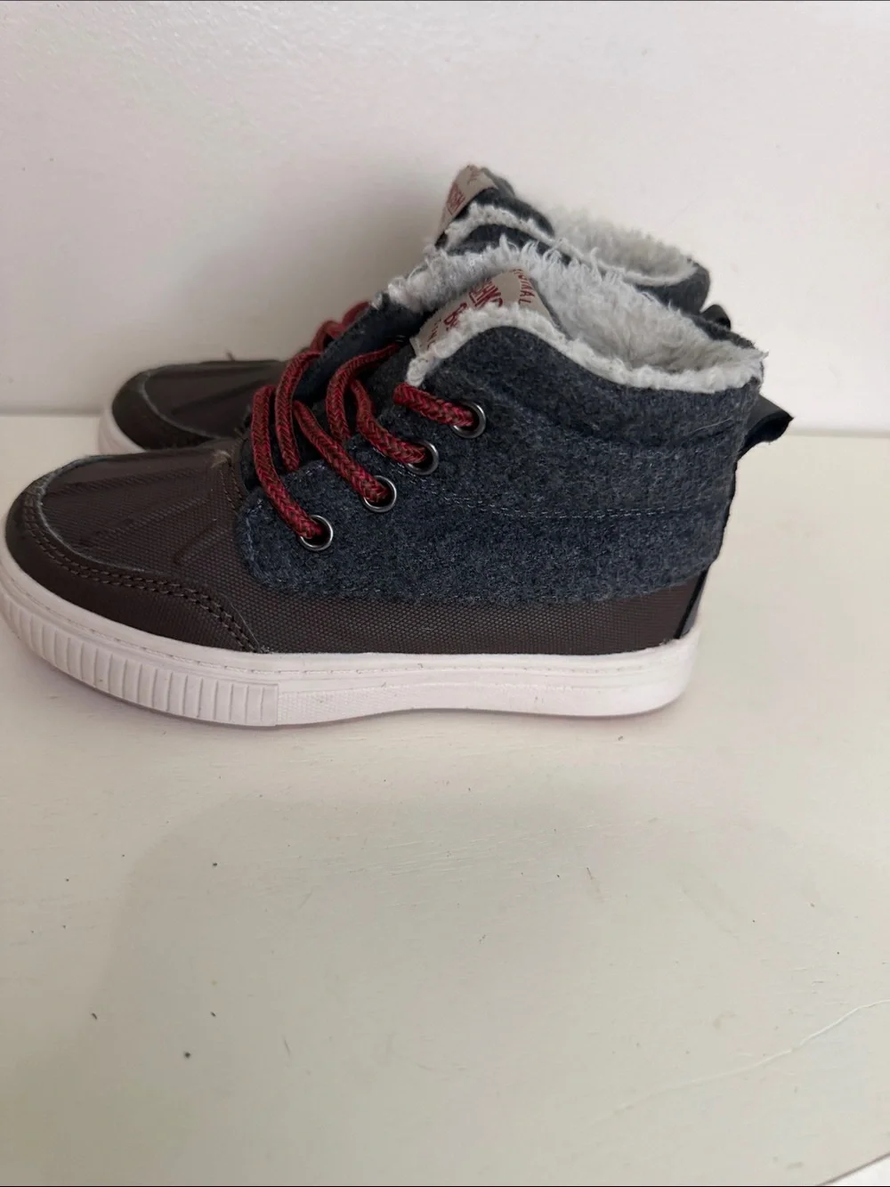 (S- ) OshKosh B'gosh Brown & Gray Kids Lace-Up Boots with Red Laces